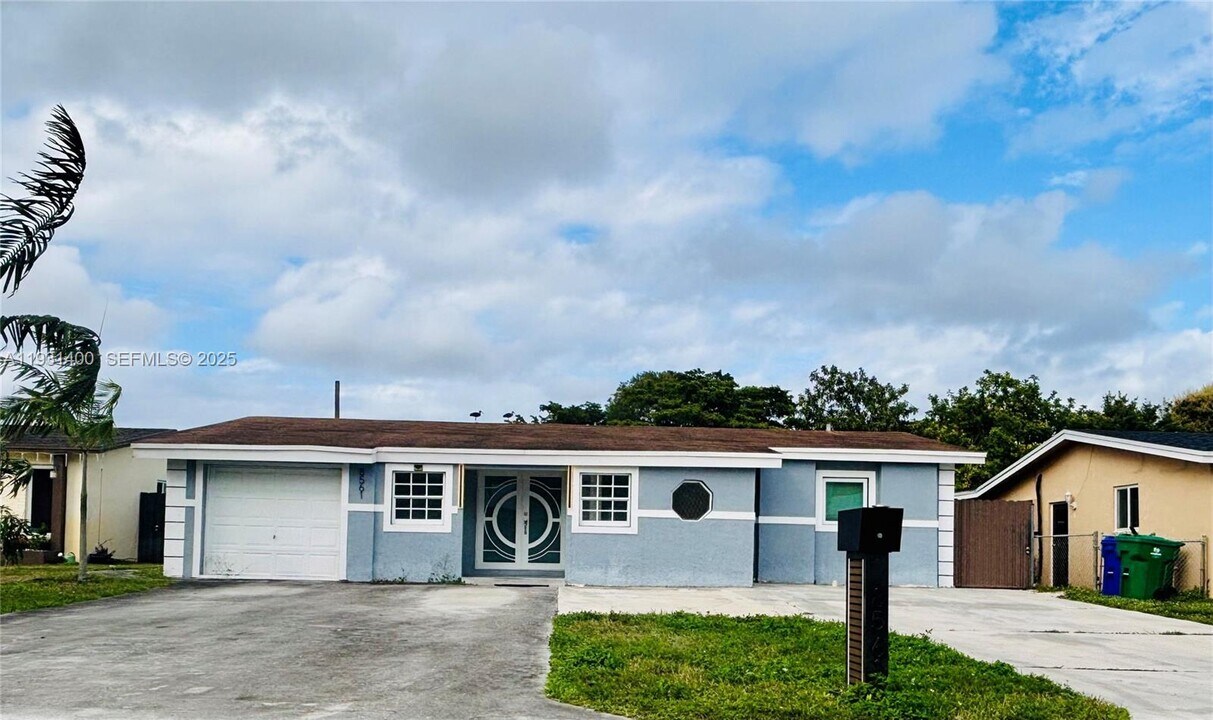 8561 Claridge Dr in Miramar, FL - Building Photo