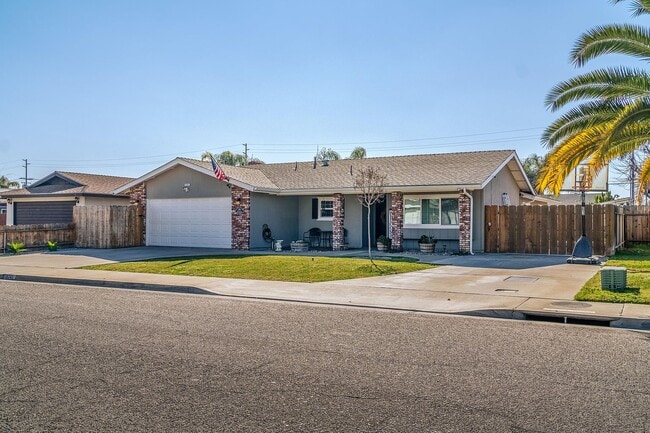 1741 McComb Ave in Porterville, CA - Foto de edificio - Building Photo