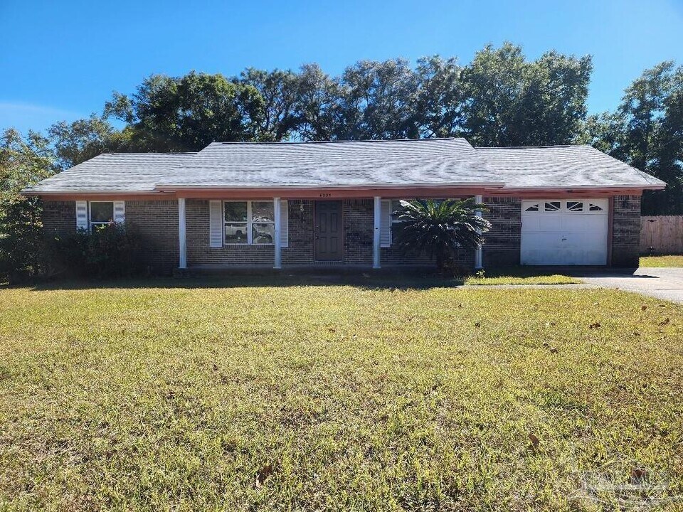4235 Chezarae Dr in Pensacola, FL - Building Photo