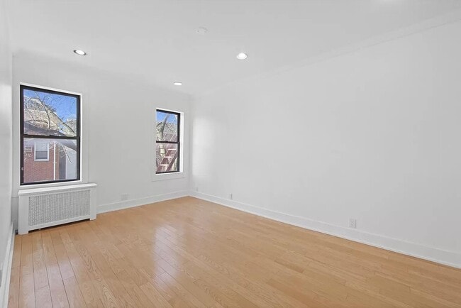 44-14 Newtown Rd in Queens, NY - Building Photo - Building Photo