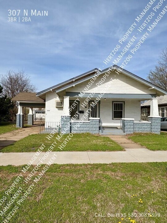 307 N Main St in Tonkawa, OK - Building Photo