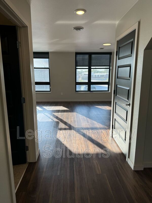 208 E Greenfield Ln in Bismarck, ND - Building Photo - Building Photo
