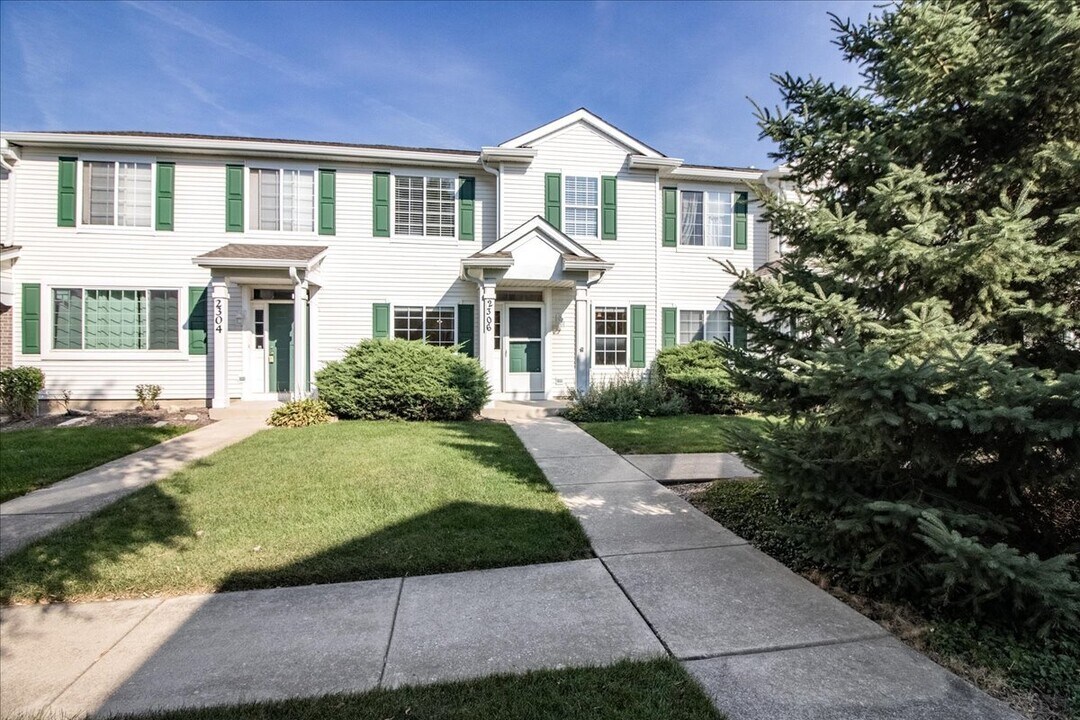 2306 Reflections Dr in Aurora, IL - Building Photo