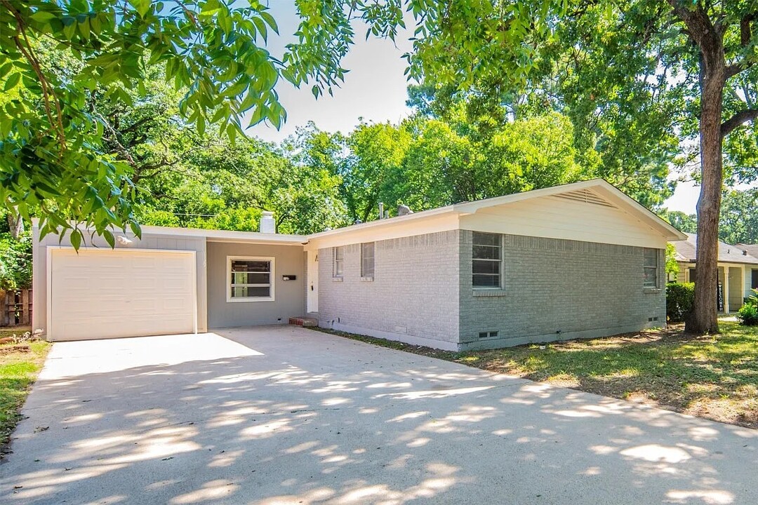 1129 W Tucker Blvd in Arlington, TX - Building Photo