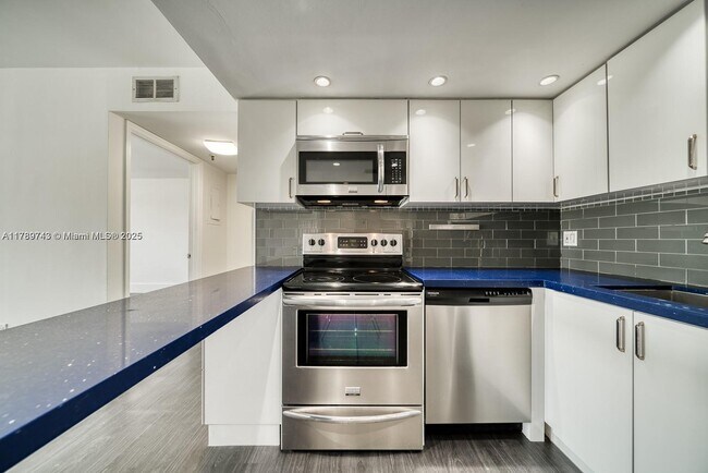 1010 NW 11th St in Miami, FL - Foto de edificio - Building Photo
