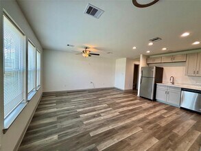 8113 Corinth St-Unit -B in Houston, TX - Foto de edificio - Building Photo