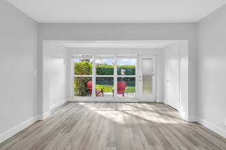 13984 Vía Flora in Delray Beach, FL - Building Photo - Building Photo