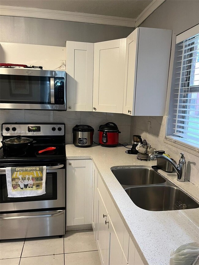 13715 Kendale Lakes Cir in Miami, FL - Building Photo - Building Photo
