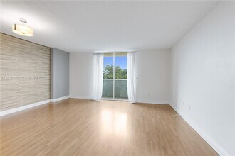 3000 Coral Way, Unit 513 in Coral Gables, FL - Building Photo - Building Photo
