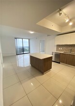 5252 NW 85th Ave, Unit 1009 in Doral, FL - Building Photo - Building Photo