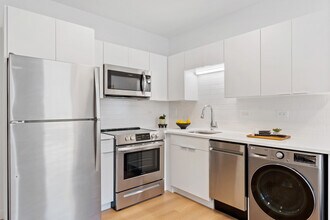 1650 W Roscoe St in Chicago, IL - Building Photo - Building Photo