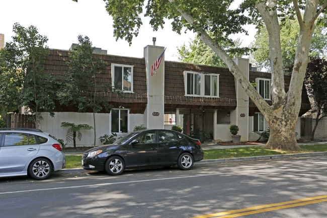 G Streeet Townhomes in Sacramento, CA - Foto de edificio - Building Photo