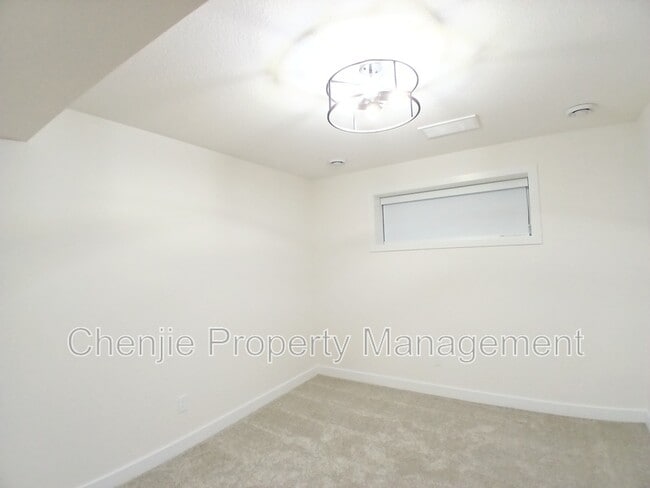 5112 Kinney Pl SW in Edmonton, AB - Building Photo - Building Photo