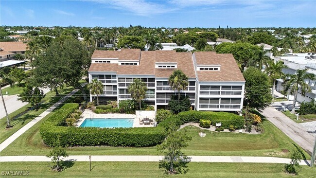 1050 9th St S in Naples, FL - Building Photo - Building Photo