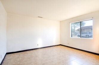 6686 Palo Verde Ave, Unit B in Twentynine Palms, CA - Building Photo - Building Photo