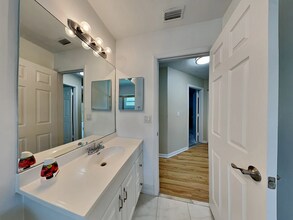 223 W Riverbend Dr in Sunrise, FL - Building Photo - Building Photo