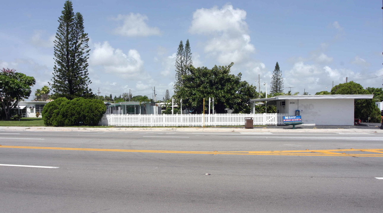 Palmetto Trailer Park in Hallandale Beach, FL - Building Photo