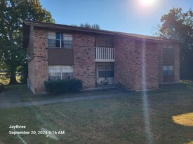 1515 E Beverly Dr, Unit 1515 Oakpark Apartments