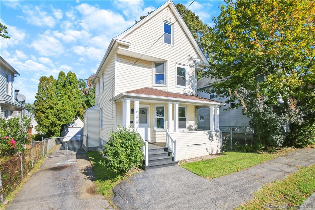 210 Fox St in Bridgeport, CT - Building Photo