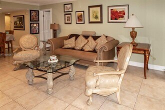 16200 Golf Club Rd in Weston, FL - Building Photo - Building Photo