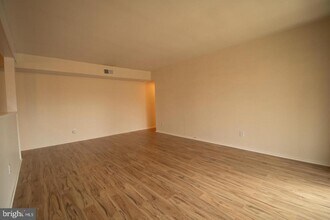 905 Meadow Woods Ln in Lawrence Township, NJ - Foto de edificio - Building Photo