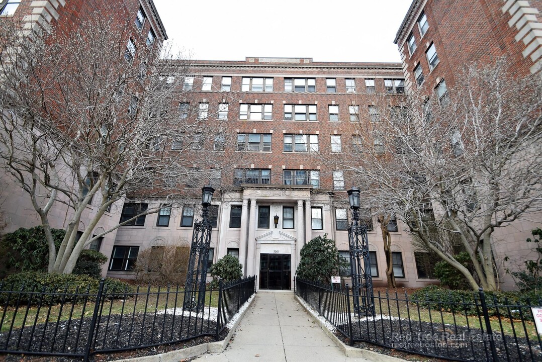 2001 Commonwealth Ave, Unit 16 in Brighton, MA - Foto de edificio