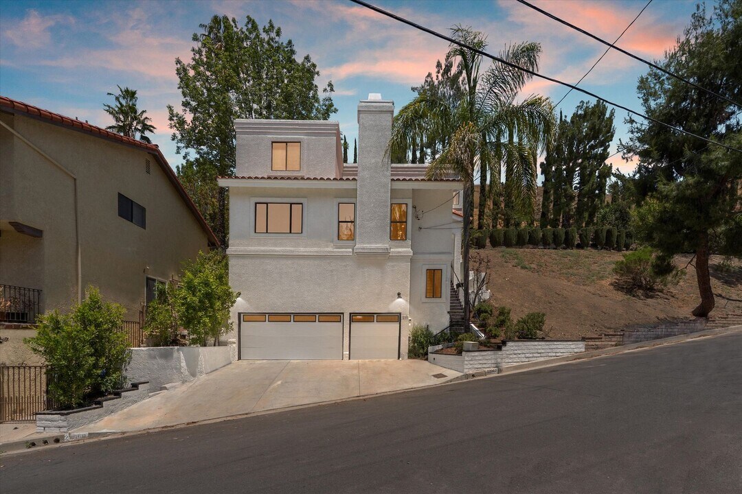 22960 Cass Ave in Los Angeles, CA - Building Photo