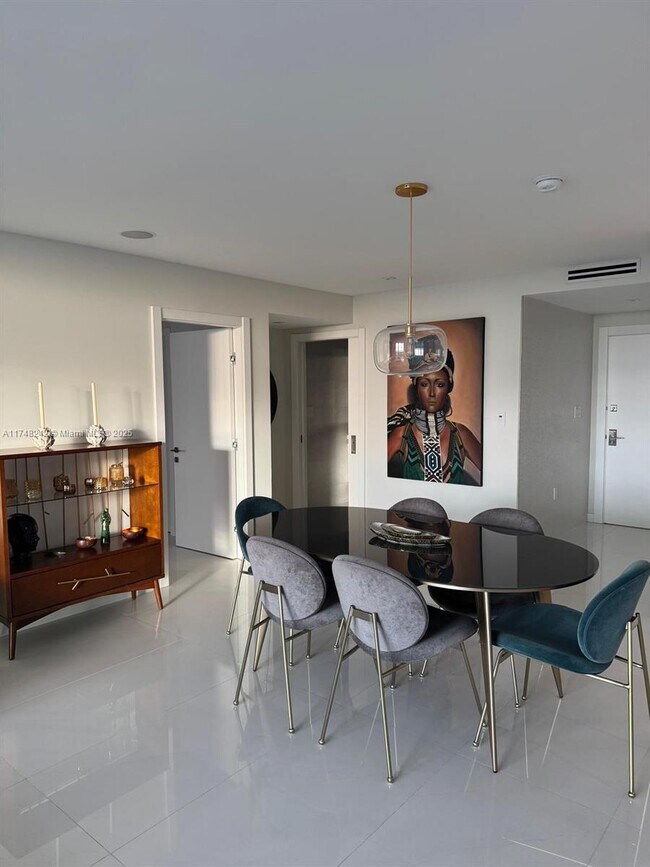 5001 Collins Ave, Unit 15a in Miami Beach, FL - Foto de edificio - Building Photo