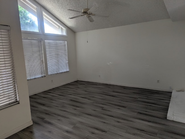 1046 Canal St in Oxnard, CA - Foto de edificio - Building Photo