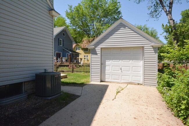 107 11th Ave NW in Rochester, MN - Building Photo - Building Photo