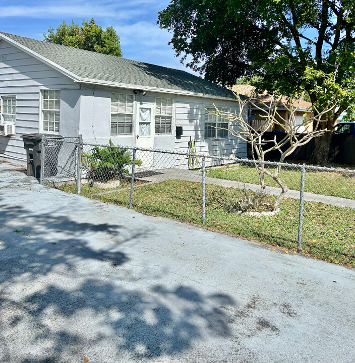 949 Ardmore Rd in West Palm Beach, FL - Building Photo