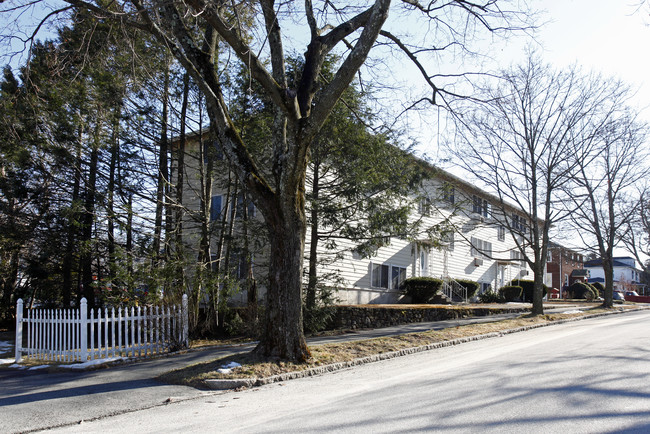 151 Delmont Ave in Worcester, MA - Foto de edificio - Building Photo