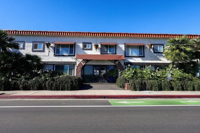 La Casa Blanca in Costa Mesa, CA - Foto de edificio - Building Photo