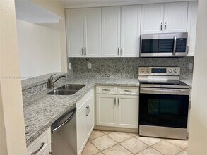 8881 Fontainebleau Blvd-Unit -307-A in Miami, FL - Foto de edificio - Building Photo