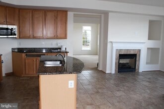 13570 Village Green Dr in Leesburg, VA - Foto de edificio - Building Photo