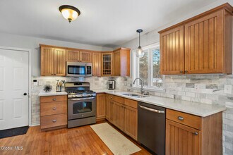 8 Backstretch Ct in Saratoga Springs, NY - Building Photo - Building Photo