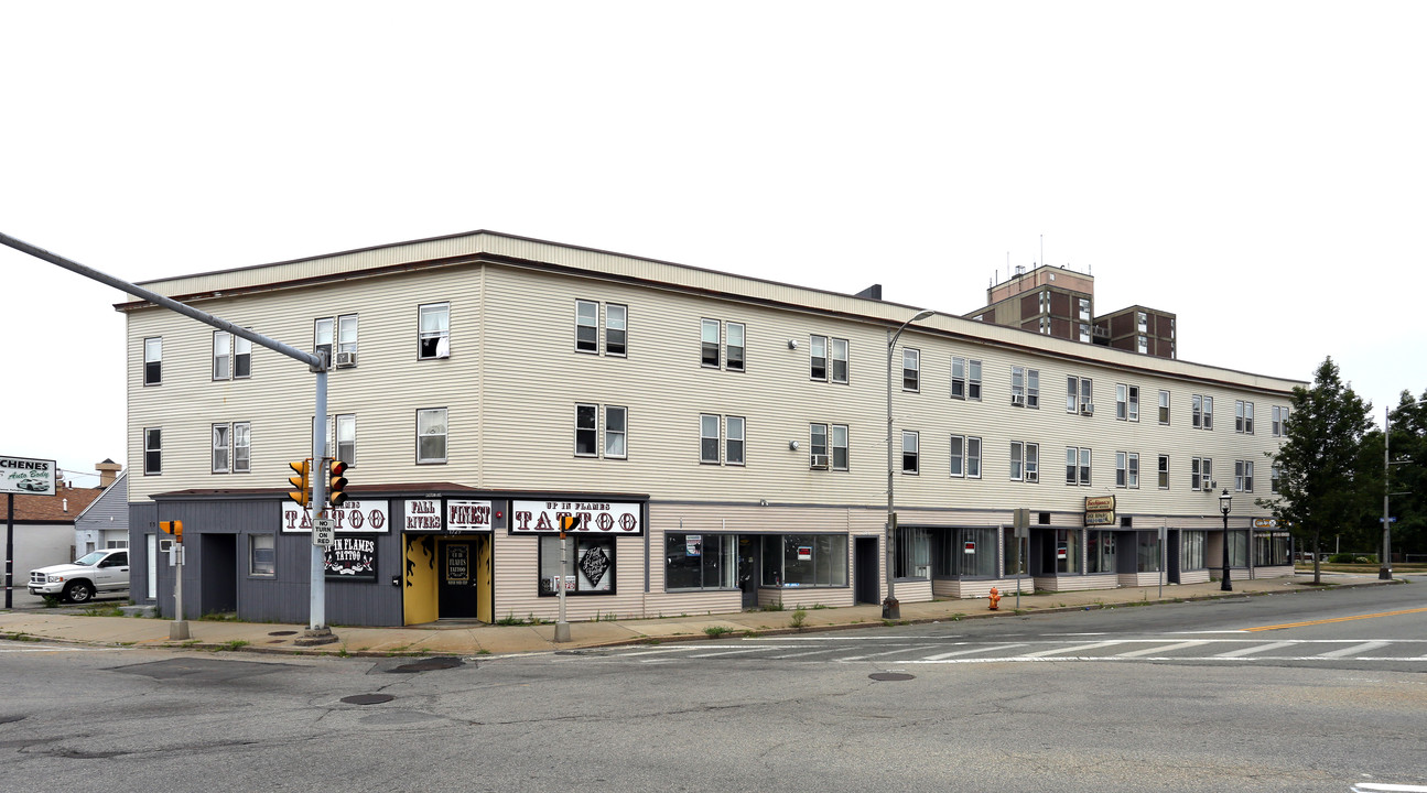 1703-1729 Pleasant St in Fall River, MA - Building Photo