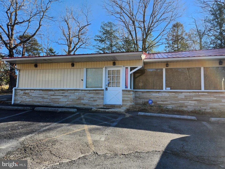 9349 Valley Rd in Berkeley Springs, WV - Building Photo