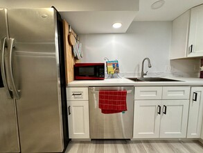 43 Carleton St, Unit B in Newton, MA - Building Photo - Building Photo