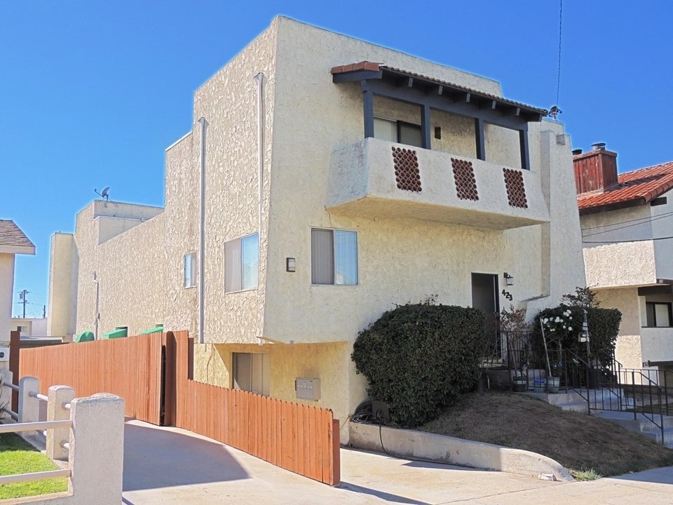 423 N Elena Ave in Redondo Beach, CA - Building Photo