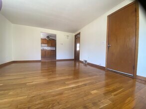 948 School St, Unit 2 in Webster, MA - Foto de edificio - Building Photo
