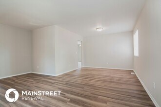 2050 N Downs Dr in Florissant, MO - Foto de edificio - Building Photo