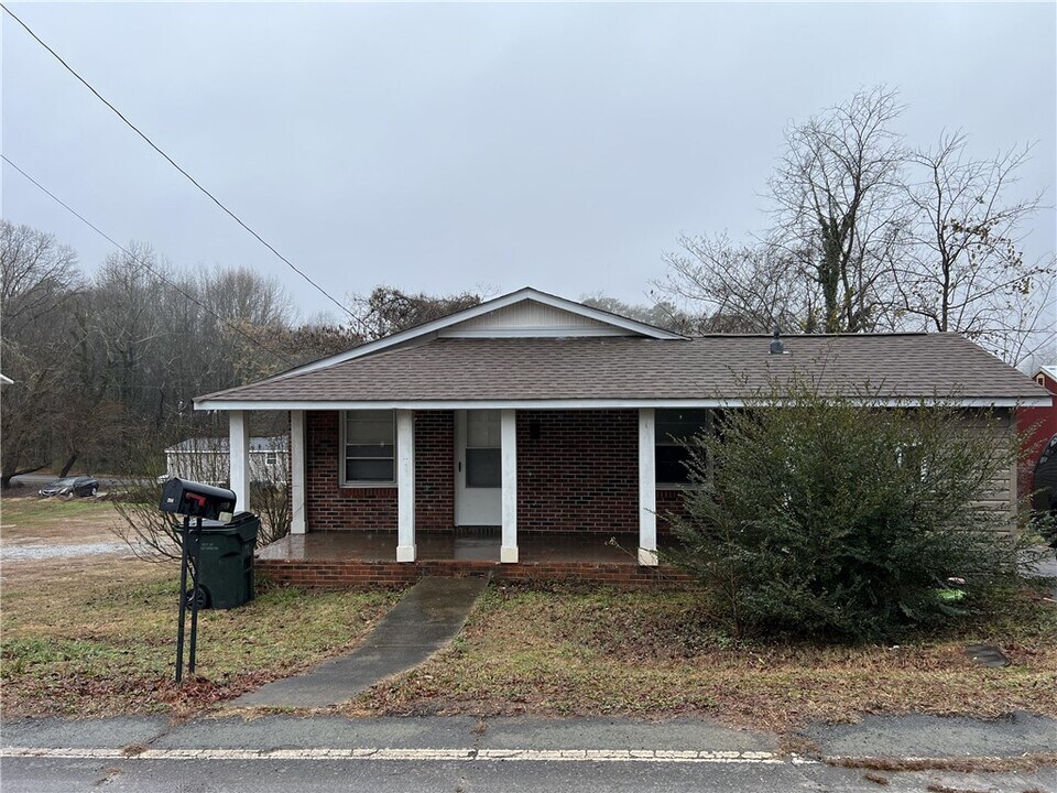 206 Dickson St in Westminster, SC - Building Photo
