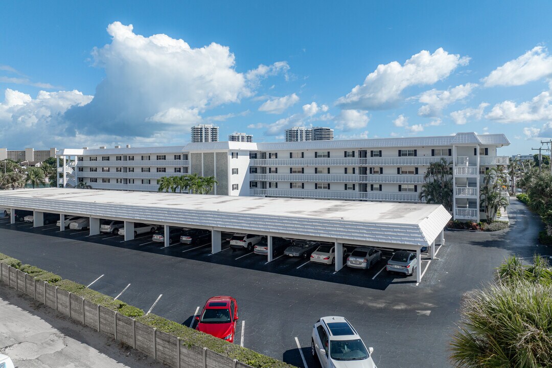 Harbour Towers in North Palm Beach, FL - Building Photo