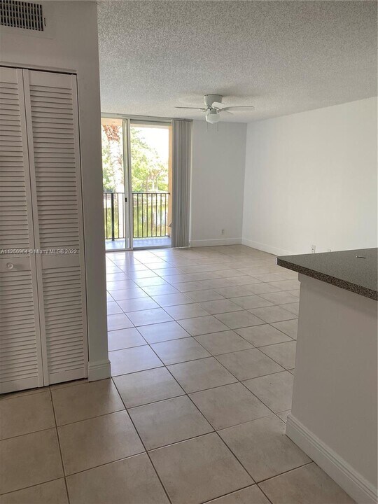 10717 Cleary Blvd, Unit 204 in Plantation, FL - Building Photo