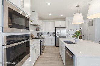 10 Carlisle Ct in Howell, NJ - Building Photo - Building Photo