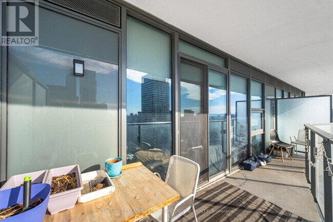 11 Wellesley St W in Toronto, ON - Building Photo - Building Photo