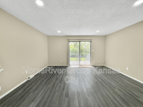2720 NW Castle Dr in Blue Springs, MO - Building Photo - Building Photo