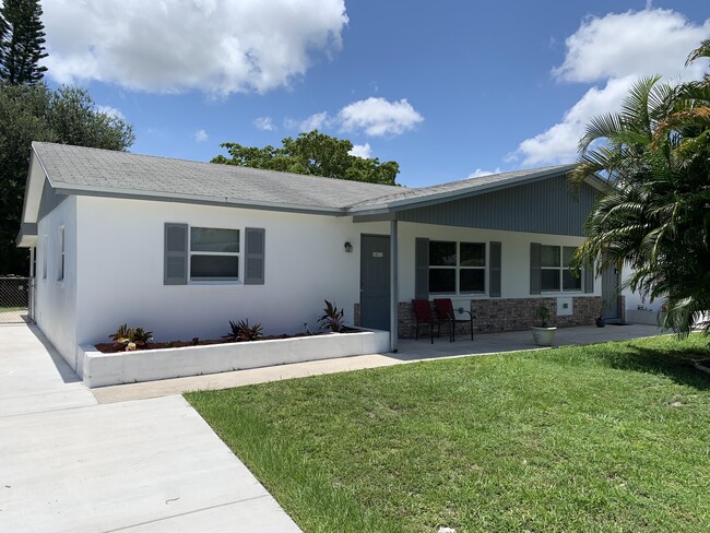 5711 S 57th Ave in Greenacres, FL - Foto de edificio - Building Photo