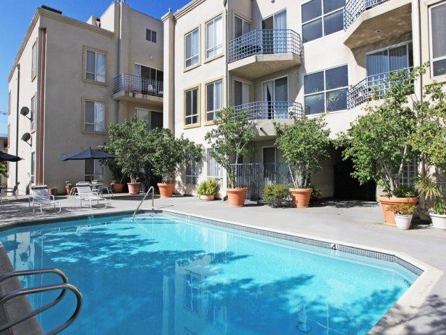 884 Palm Ave-Unit -furnished in West Hollywood, CA - Foto de edificio - Building Photo